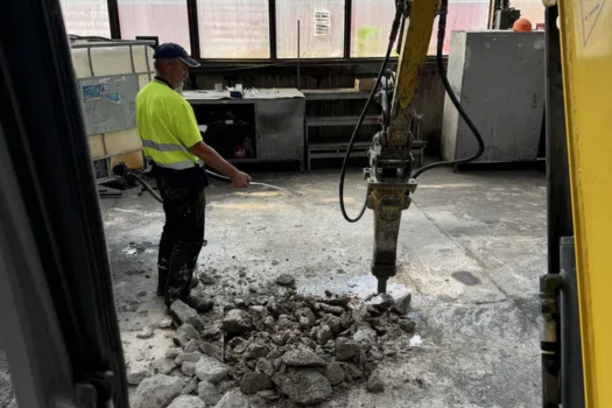 roboty wyburzeniowe koparką – jak wygląda profesjonalna rozbiórka krok po kroku